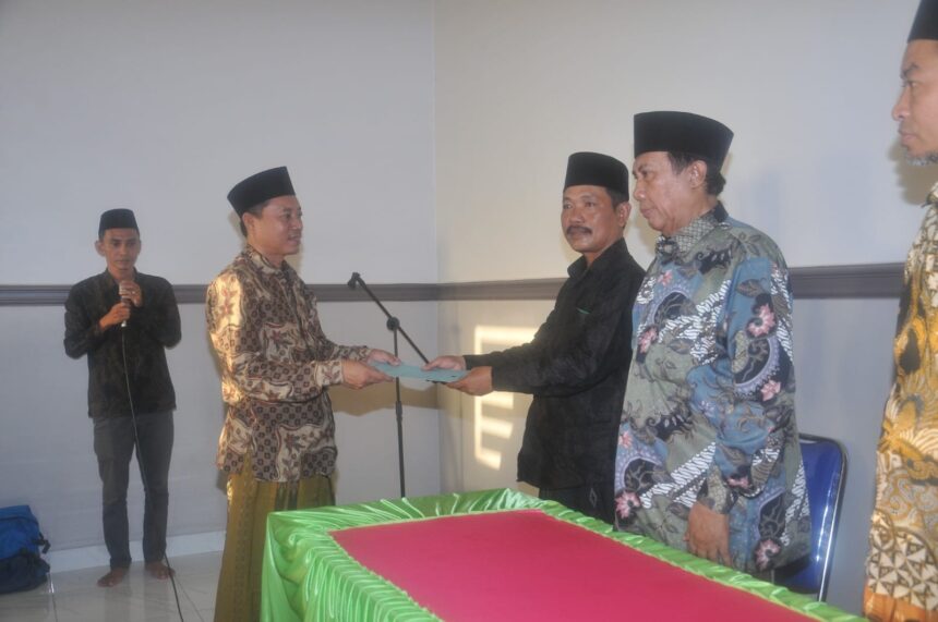 H. Amri (baju hitam) saat melakukan serah terima wakaf tanah dan gedung baru kepada Pengurus Ranting Nadhlatul Ulama Gosari untuk mendukung pendidikan dan keummatan pada Jumat 5 Juli 2024. Foto: dok PRNU Gosari/NUGres