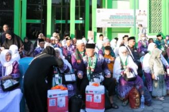 Kepulangan jamaah Haji KBIHU Annahdlah MWCNU Dukun disambut dengan penuh keharuan keluarga, Senin (15/7/2024) pagi. Foto: Syafik Hoo/NUGres