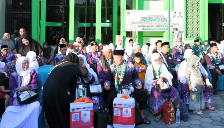 Kepulangan jamaah Haji KBIHU Annahdlah MWCNU Dukun disambut dengan penuh keharuan keluarga, Senin (15/7/2024) pagi. Foto: Syafik Hoo/NUGres