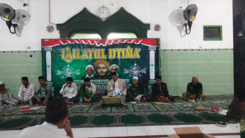 Berlangsung di Masjid Pondok Pesantren Darussalam Katimoho Kedamean Gresik, Ketua Tanfidziyah PCNU Gresik ajak teladani Muassis NU serta istikamah dalam berkhidmat di NU, Jumat (12/7/2024) malam. Foto: dok MWCNU Kedamean/NUGres