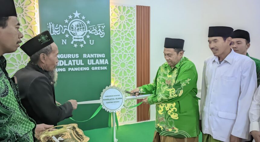 Ketua Tanfidziyah PCNU Gresik Drs KH Mulyadi MM meresmikan Kantor Ranting NU Petung, Selasa (16/7/2024). Foto: dok PRNU Petung/NUGres