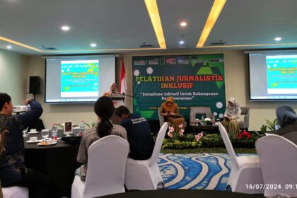 Ketua Pimpinan Wilayah (PW) Fatayat NU Jawa Timur, Dewi Winarti, saat menyampaikan sambutan pada pembukaan Pelatihan Jurnalistik Inklusif yang diselenggarakan Selasa - Kamis 16 - 18 Juli 2024. Foto: NUGres
