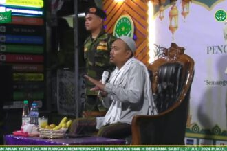 KH Ma'ruf Khozin saat menyampaikan pengajian umum dengan tema Sedekah dan hubungannya dengan perjalanan alam yang dilalui oleh manusia. Foto: tangkapan layar YouTube IPNU IPPNU Manyar Sidorukun/NUGres