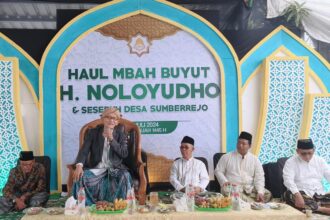 KH Miftachul Akhyar saat menyampaikan Mauidhoh Hasanah pada Haul H Noloyudho dan sesepuh Desa Sumberrejo Manyar Gresik, Kamis ,(4/7/2024). Foto: dok Panitia/NUGres