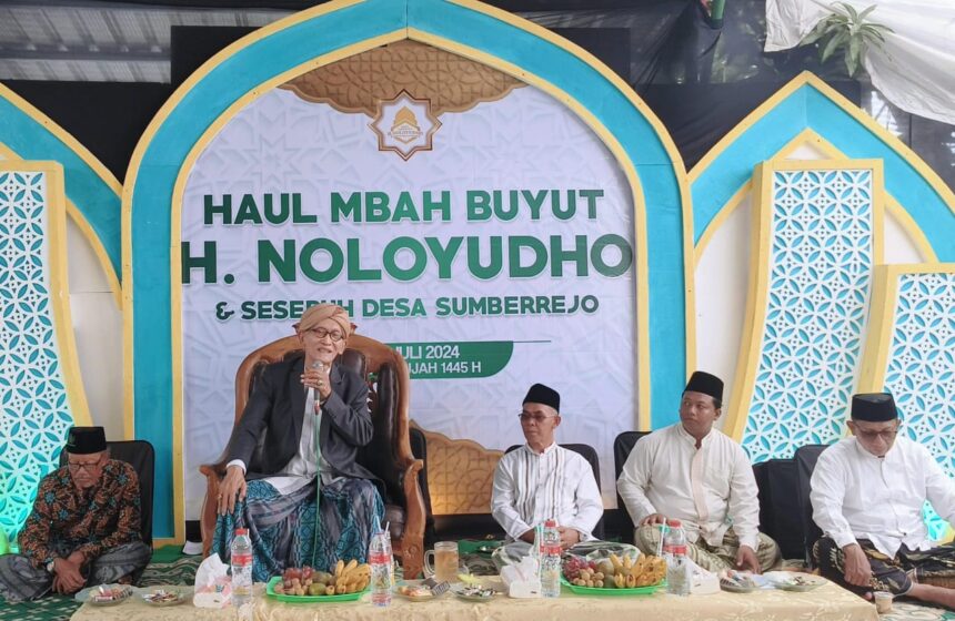 KH Miftachul Akhyar saat menyampaikan Mauidhoh Hasanah pada Haul H Noloyudho dan sesepuh Desa Sumberrejo Manyar Gresik, Kamis ,(4/7/2024). Foto: dok Panitia/NUGres