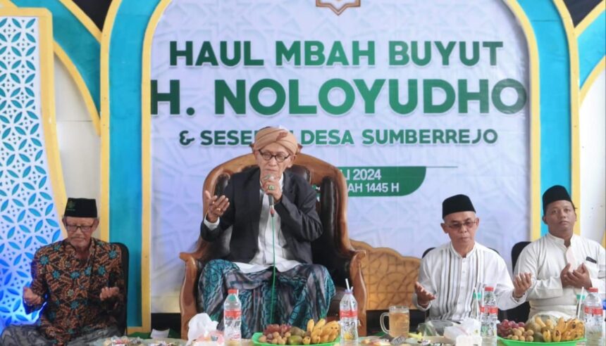 KH Miftakhul Achyar menyampaikan pengajian dan nasihatnya tentang dunia pendidikan di depan ratusan jamaah Haul Mbah Buyut H. Noloyudho dan Sesepuh Desa Sumberrejo, Manyar Gresik, Kamis (4/7/2024). Foto: dok Panitia/NUGres