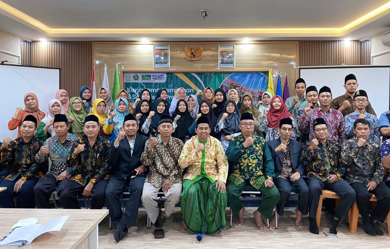 Civitas academica ISTAZ Gresik bersama para pihak yang terlibat dalam MoU mengabadikan momen dengan berfoto bersama. Foto: dok ISTAZ Gresik/NUGres