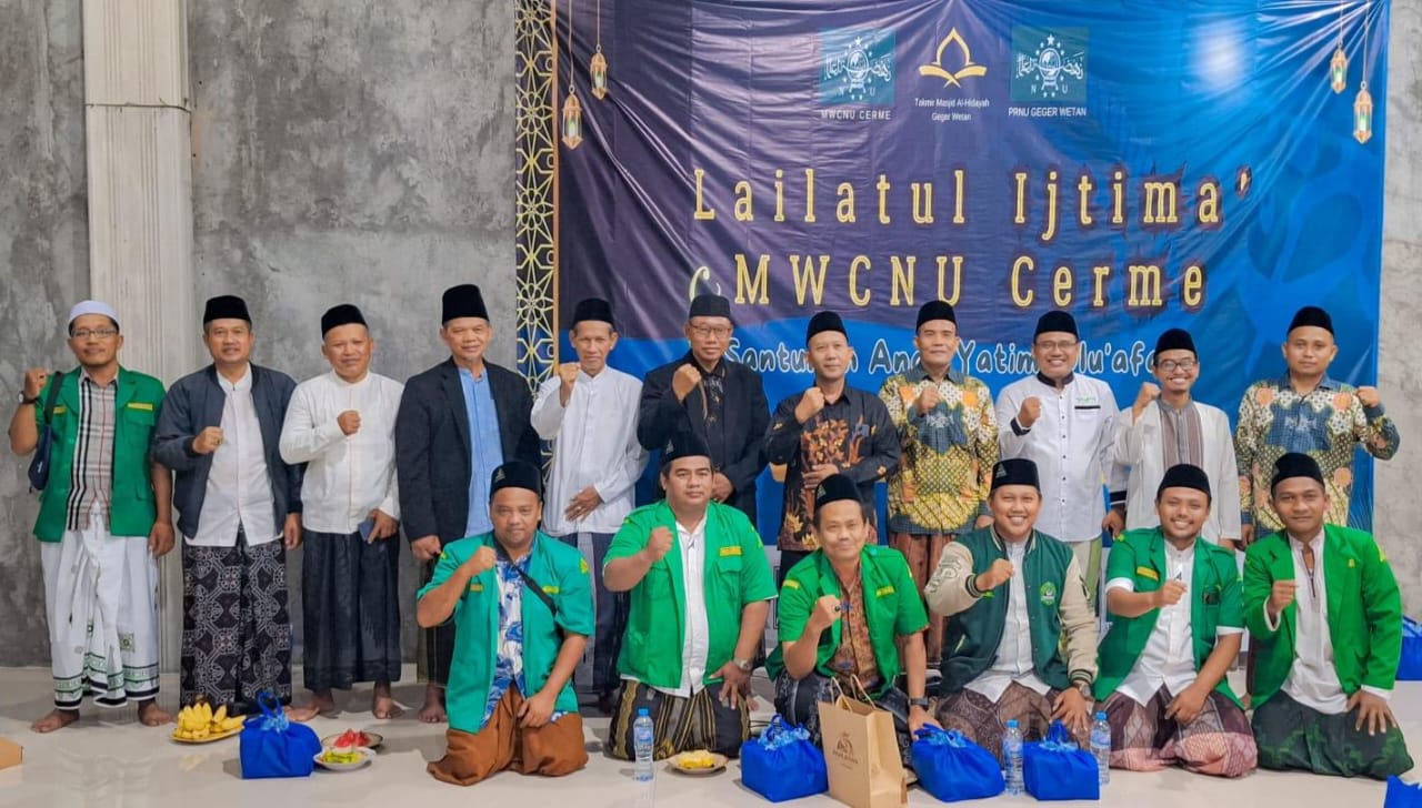 MWCNU Cerme, Banom NU dan Takmir Masjid Al Hidayah mengabadikan momen usai gelaran Lailatul Ijtima'. Foto: dok MWCNU Cerme/NUGres