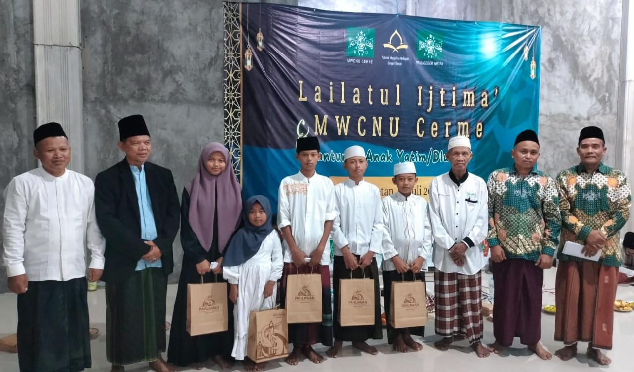 Di sela gelaran Laillatul Ijtima' MWCNU Cerme di Masjid Al Hidayah Dusun Geger Wetan Desa Iker-iker Geger Cerme Gresik juga disalurkan santunan anak yatim dan dhuafa'. Foto: dok MWCNU Cerme/NUGres