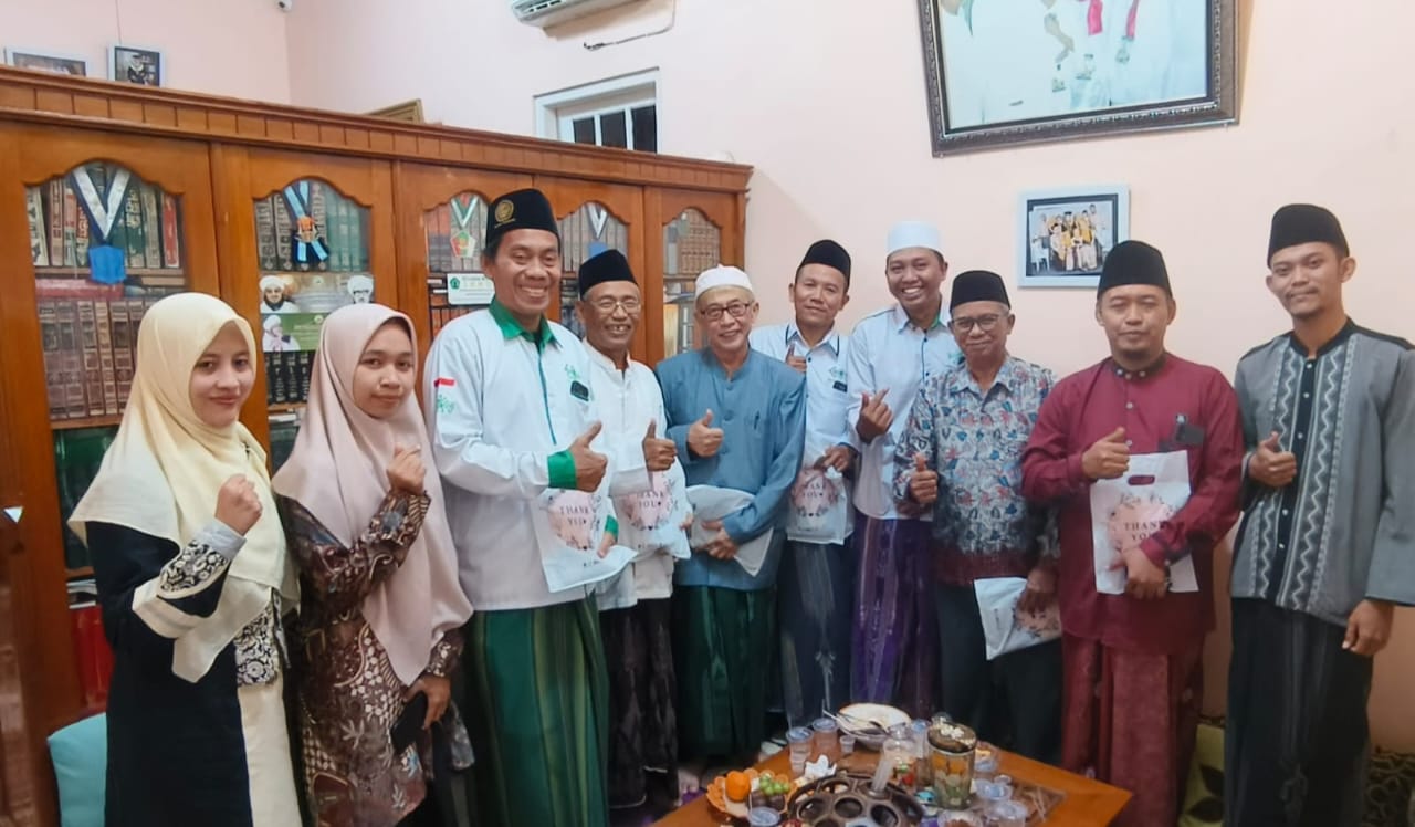 Pengurus Lazisnu MWCNU Dukun mengabadikan momen saat menggelar Sejarah Haji di kediaman Rais Syuriyah MWCNU Dukun Dr KH Thoyyib Masudi. Foto: dok Lazisnu MWCNU Dukun/NUGres