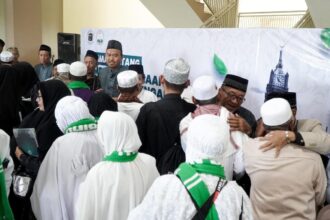 Pengurus MWCNU Bungah tampak dengan suka cita menyambut kedatangan para jamaah haji KBIHU MWCNU Bungah, Jumat (12/7/2024) pagi. Foto: dok LTN MWCNU Bungah/NUGres