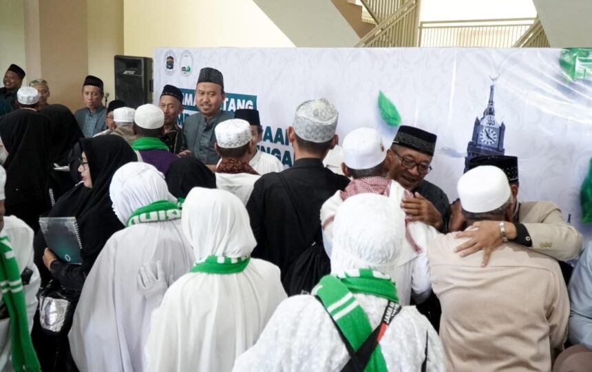 Pengurus MWCNU Bungah tampak dengan suka cita menyambut kedatangan para jamaah haji KBIHU MWCNU Bungah, Jumat (12/7/2024) pagi. Foto: dok LTN MWCNU Bungah/NUGres