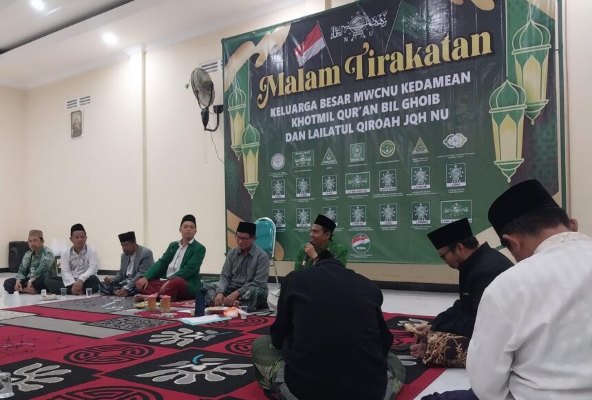 Rajut silaturahmi guna mengokokohkan perkhidmatan secara berjamaah, MWCNU Kedamean menggelar malam tirakatan Rabu 17 Juli 2024 di Kantor MWCNU Kedamean. Foto: dok MWCNU Kedamean/NUGres