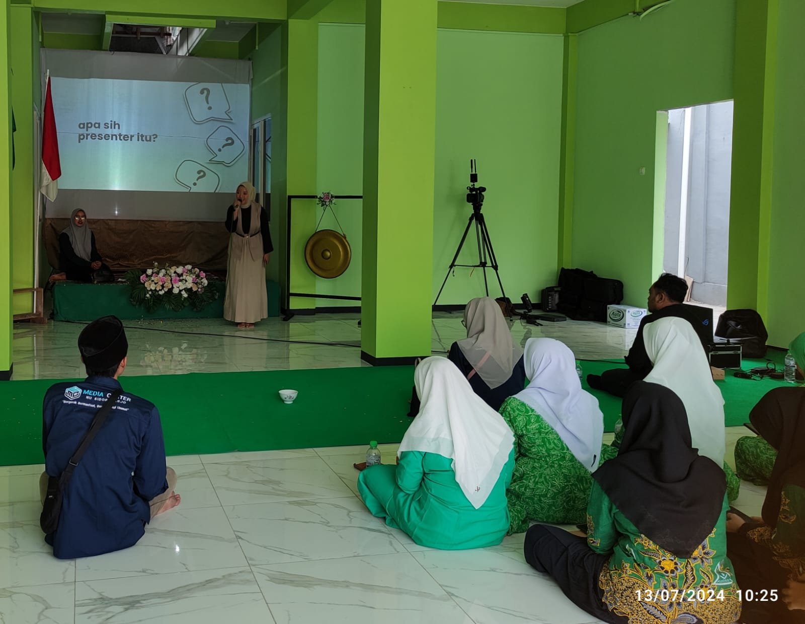 Penyiar Radio Suara Gresik, Rheina Nevada Putri Efendi, saat berbagi ilmu dan pengalaman kepada peserta Ngaji Media. Foto: NUGres