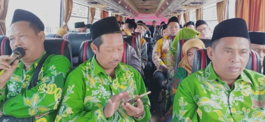 Dalam satu bus, rombongan PCNU Gresik melakukan rihlah tholabul ilmi sekaligus pra musyawarah kerja ke-II ke PCNU Sragen, Sabtu (6/7/2024). Foto: NUGres