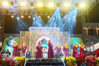 Penampilan grup qasidah gambus Putri Banyu Biru (PBB) Desa Lowayu Kecamatan Dukun Gresik di event PetroNite Fest 2024, Ahad (7/7/2024). Foto: dok grup qasidah PBB/NUGres