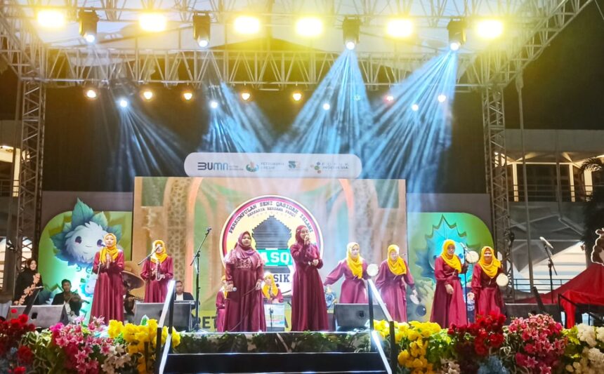 Penampilan grup qasidah gambus Putri Banyu Biru (PBB) Desa Lowayu Kecamatan Dukun Gresik di event PetroNite Fest 2024, Ahad (7/7/2024). Foto: dok grup qasidah PBB/NUGres