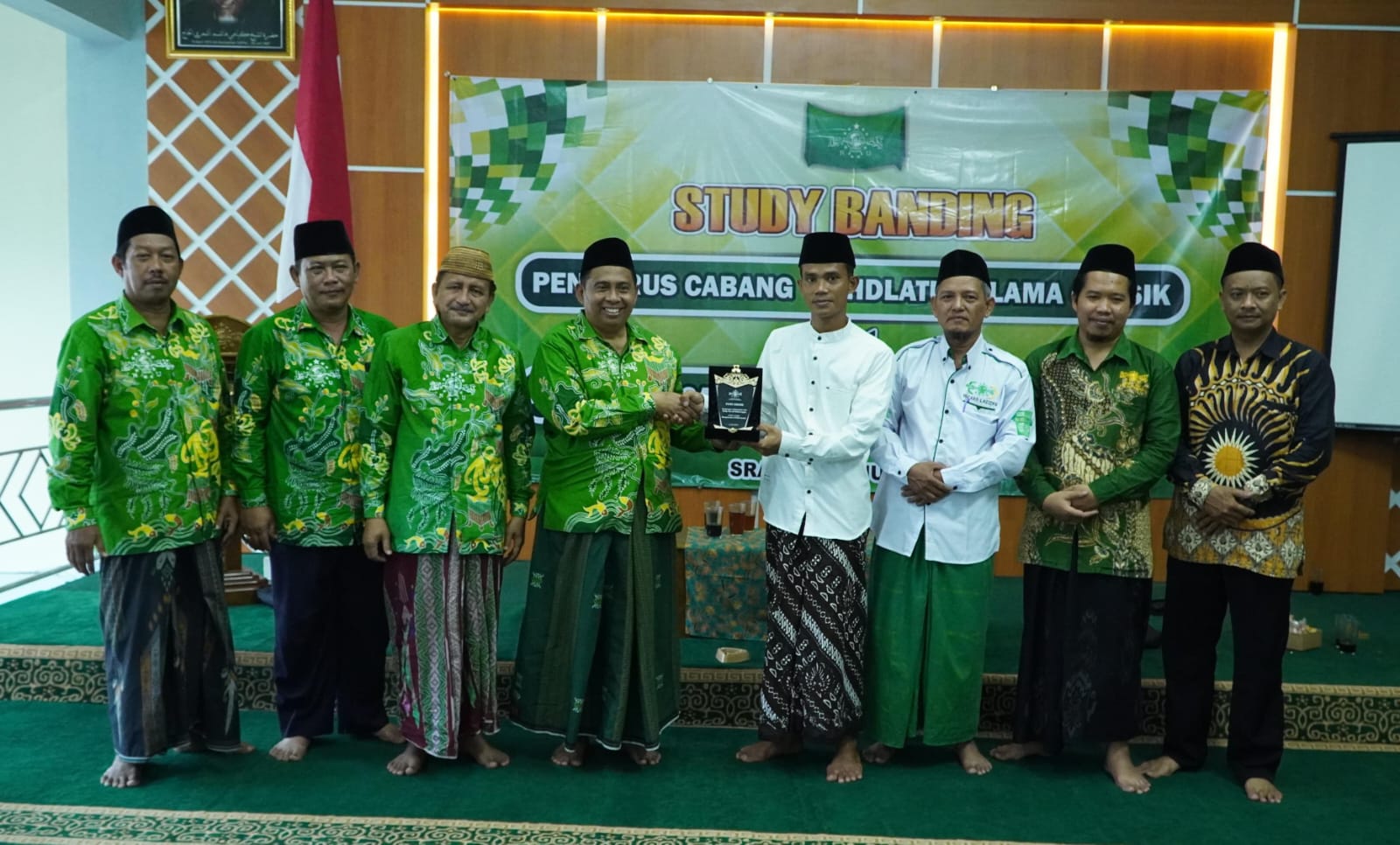 Penyerahan cinderamata oleh PCNU Gresik sebagai ungkapan terima kasih atas ilmu dan pengalaman yang tidak ternilai dalam kegiatan studi tiru Pra Musywarah Kerja II PCNU Gresik. Foto: NUGres