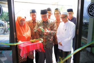 Amanah Tashih Korcab Gresik KH Ahmad Fathoni Abdul Syukur saat meresmikan gedung baru Korcam TPQ Qiraati Dukun Kabupaten Gresik, Sabtu (27/7/2024). Foto: Syafik Hoo/NUGres