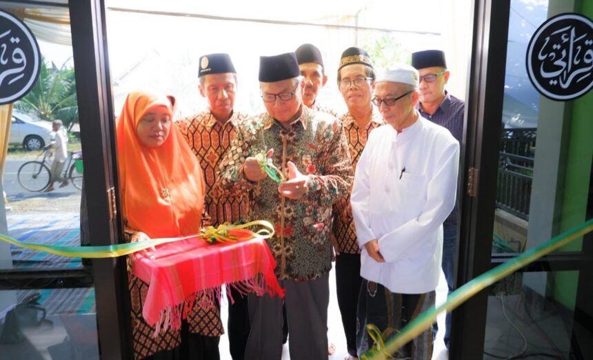 Amanah Tashih Korcab Gresik KH Ahmad Fathoni Abdul Syukur saat meresmikan gedung baru Korcam TPQ Qiraati Dukun Kabupaten Gresik, Sabtu (27/7/2024). Foto: Syafik Hoo/NUGres