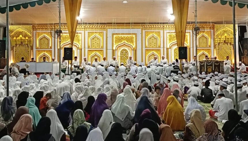 Ribuan warga masyarakat mengikuti dengan khidmat Majelis Haul Sesepuh Desa Dahanrejo Kecamatan Kebomas Gresik, Sabtu (20/7/2024). Foto: Panitia Haul Desa Dahanrejo/NUGres