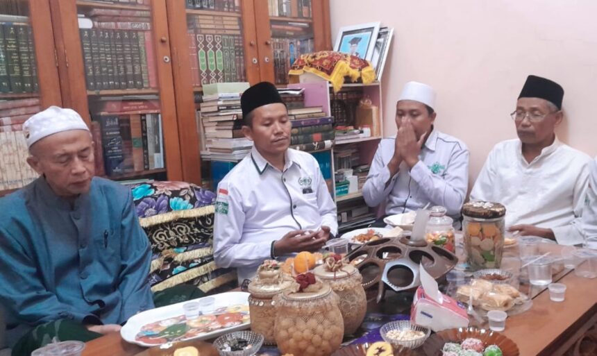 Pengurus Lazisnu MWCNU Dukun melakukan sejarah haji, meminta arahan dan doa dari Rais Syuriyah MWCNU Dukun Dr KH Thoyyib Mas'udi, Ahad (21/7/2024). Foto: dok Lazisnu MWCNU Dukun/NUGres