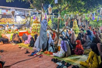 Ratusan warga di Desa Wonokerto Kecamatan Dukun Gresik mengikuti kegiatan Grebeg Suro yang diselenggarakan Kawruh Sedulur Sejati, Senin (8/7/2024) malam. Foto: dok Kawruh Sedulur Sejati/NUGres