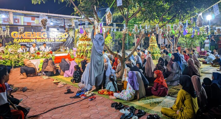 Ratusan warga di Desa Wonokerto Kecamatan Dukun Gresik mengikuti kegiatan Grebeg Suro yang diselenggarakan Kawruh Sedulur Sejati, Senin (8/7/2024) malam. Foto: dok Kawruh Sedulur Sejati/NUGres