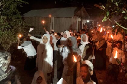 SAMBUT TAHUN BARU ISLAM 1446 H. Ribuan warga Desa Pegundan Kecamatan Bungah Gresik menggelar Pawai Obor dan Doa Bersama pada Kamis (11/7/2024) malam. Foto: dok Panitia/NUGres
