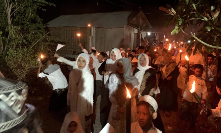 SAMBUT TAHUN BARU ISLAM 1446 H. Ribuan warga Desa Pegundan Kecamatan Bungah Gresik menggelar Pawai Obor dan Doa Bersama pada Kamis (11/7/2024) malam. Foto: dok Panitia/NUGres