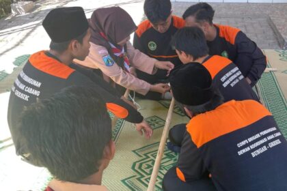 DKAC CBP KPP Bungah berkolaborasi dengan Dewan Kerja Ranting (DKR) Pramuka Kecamatan Bungah menggelar Apel Salam Sapa dan Pelatihan Pionering, Ahad (14/7/2024). Foto: dok PAC IPNU IPPNU Bungah/NUGres