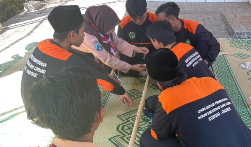 DKAC CBP KPP Bungah berkolaborasi dengan Dewan Kerja Ranting (DKR) Pramuka Kecamatan Bungah menggelar Apel Salam Sapa dan Pelatihan Pionering, Ahad (14/7/2024). Foto: dok PAC IPNU IPPNU Bungah/NUGres