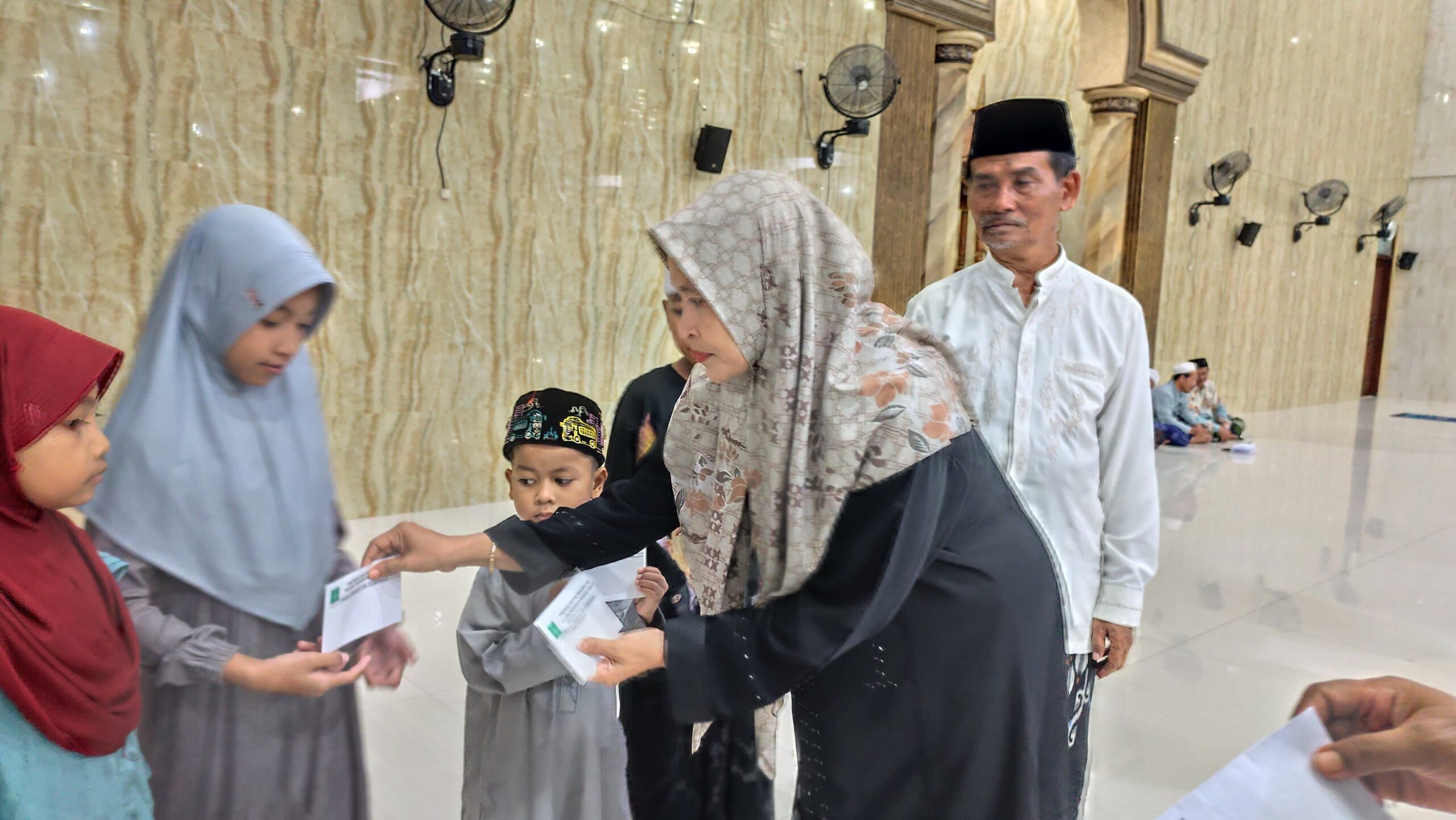 Pemberian santunan kepada anak yatim Desa Grogol Kecamatan Bungah, Gresik oleh PRNU dan Banomnya. Foto: dok PRNU Grogol/NUGres