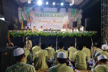 Pemerintah Desa bersama warga masyarakat Desa Segoromadu, Kecamatan Kebomas Gresik, menggelar sedekah bumi dengan "Segoromadu Bersholawat", Jumat (26/7/2024). Foto: Luthfi Anshori/NUGres