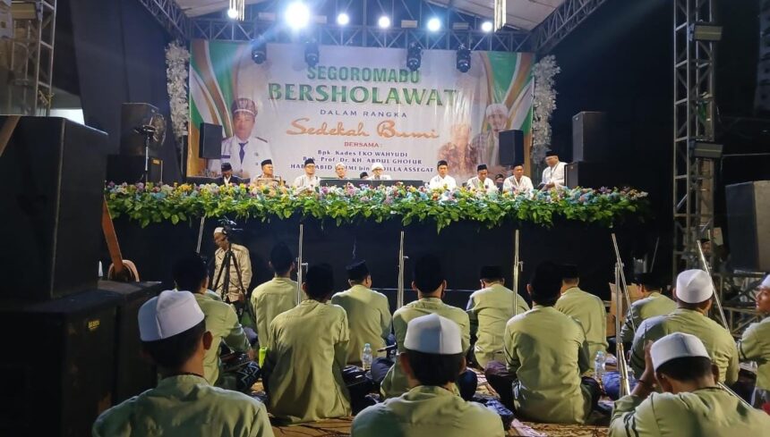 Pemerintah Desa bersama warga masyarakat Desa Segoromadu, Kecamatan Kebomas Gresik, menggelar sedekah bumi dengan "Segoromadu Bersholawat", Jumat (26/7/2024). Foto: Luthfi Anshori/NUGres