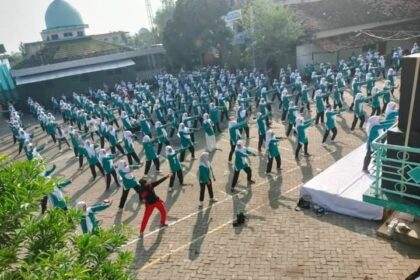 Ratusan kader Fatayat NU di Kecamatan Dukun Gresik kompak mengikuti senam sehat sekaligus konsolidasi organisasi, Jumat (26/7/2024). Foto: dok PAC Fatayat NU Dukun/NUGres