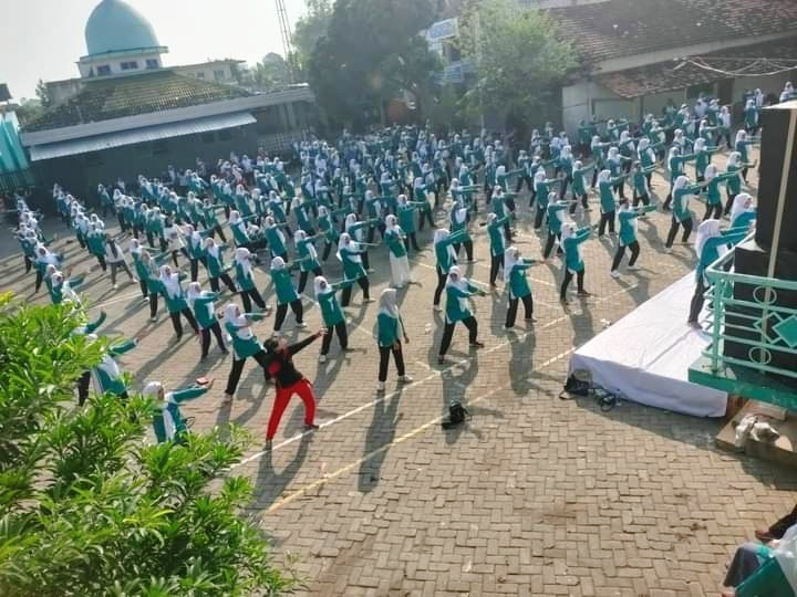 Ratusan kader Fatayat NU di Kecamatan Dukun Gresik kompak mengikuti senam sehat sekaligus konsolidasi organisasi, Jumat (26/7/2024). Foto: dok PAC Fatayat NU Dukun/NUGres