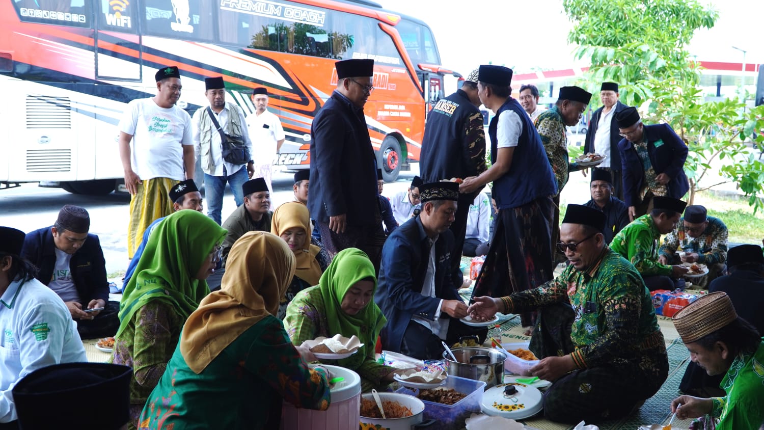 MENGESANKAN. Studi Tiru yang melibatkan PCNU Gresik, Lembaga, Banom NU Cabang Gresik terasa istimewa dan penuh kebersamaan. Foto: NUGres