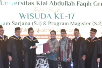 Penyerahan secara simbolis SK Izin Penyelenggaraan Program Doktor (S3) oleh Direktur Pendidikan Tinggi Keagamaan Islam Kementerian Agama Republik Indonesia Prof. Dr. H. Ahmad Zainul Hamdi, M.Ag., kepada Rektor UNKAFA Gresik Agus H. Mohammad Majduddin MF, Lc., M.E., Ahad (14/7/2024). Foto: dok UNKAFA Gresik/NUGres