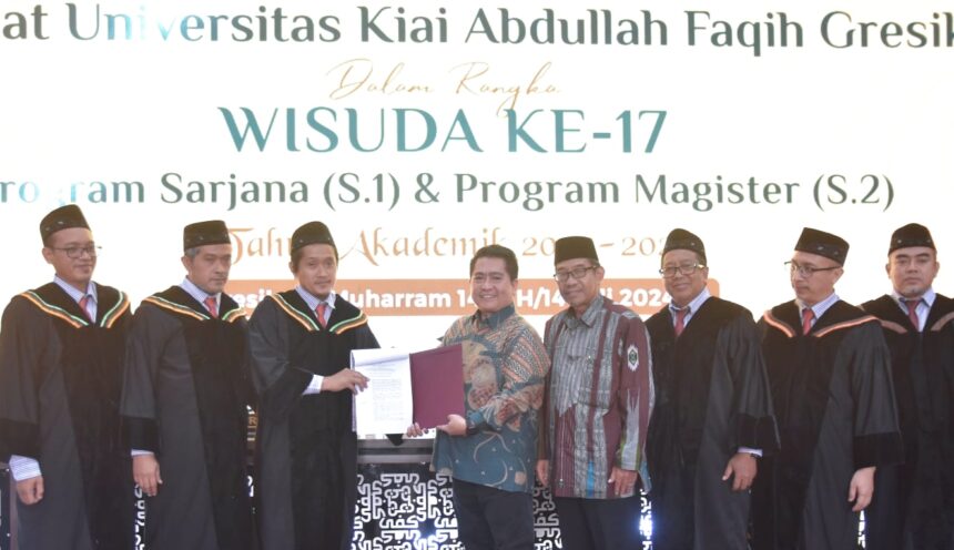 Penyerahan secara simbolis SK Izin Penyelenggaraan Program Doktor (S3) oleh Direktur Pendidikan Tinggi Keagamaan Islam Kementerian Agama Republik Indonesia Prof. Dr. H. Ahmad Zainul Hamdi, M.Ag., kepada Rektor UNKAFA Gresik Agus H. Mohammad Majduddin MF, Lc., M.E., Ahad (14/7/2024). Foto: dok UNKAFA Gresik/NUGres