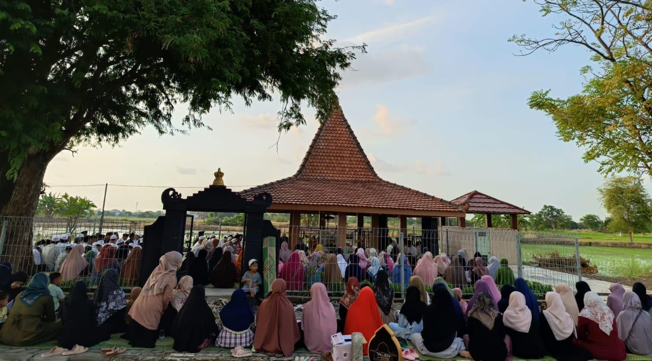 Warga masyarakat Desa Dahanrejo Kecamatan Kebomas Gresik melakukan ziarah di makam sesepuh desa di Dahan Kidul, Desa Dahanrejo Kecamatan Kebomas Gresik. Foto: Panitia Haul Desa Dahanrejo/NUGres