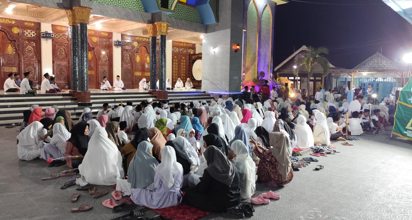 Pawai Obor dipungkasi dengan istighasah dan memanjatkan doa secara bersama kepada Allah Swt. Foto: dok Panitia/NUGres