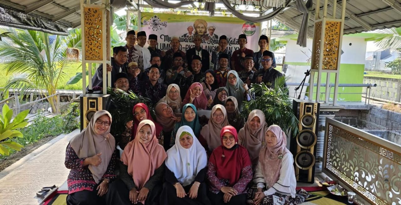 Kader Penggerak NU angkatan XXVI mengabdikan momen seusai menggelar pertemuan dan reuni. Foto: Luthfi/NUGres