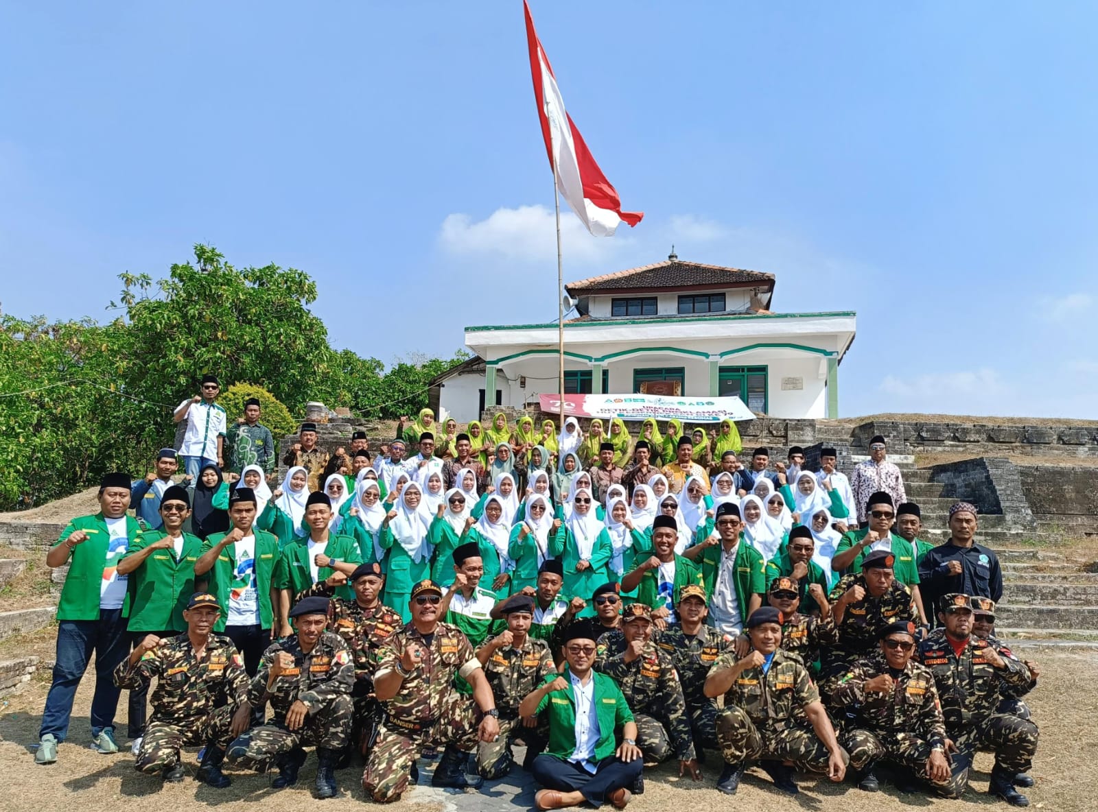 Jajaran pengurus Banom NU serta pengurus MWCNU Kebomas dan lembaganya mengabadikan momen usai menggelar upacara peringatan detik-detik proklamasi kemerdekaan Republik Indonesia. Foto: dok PAC GP Ansor Kebomas/NUGres