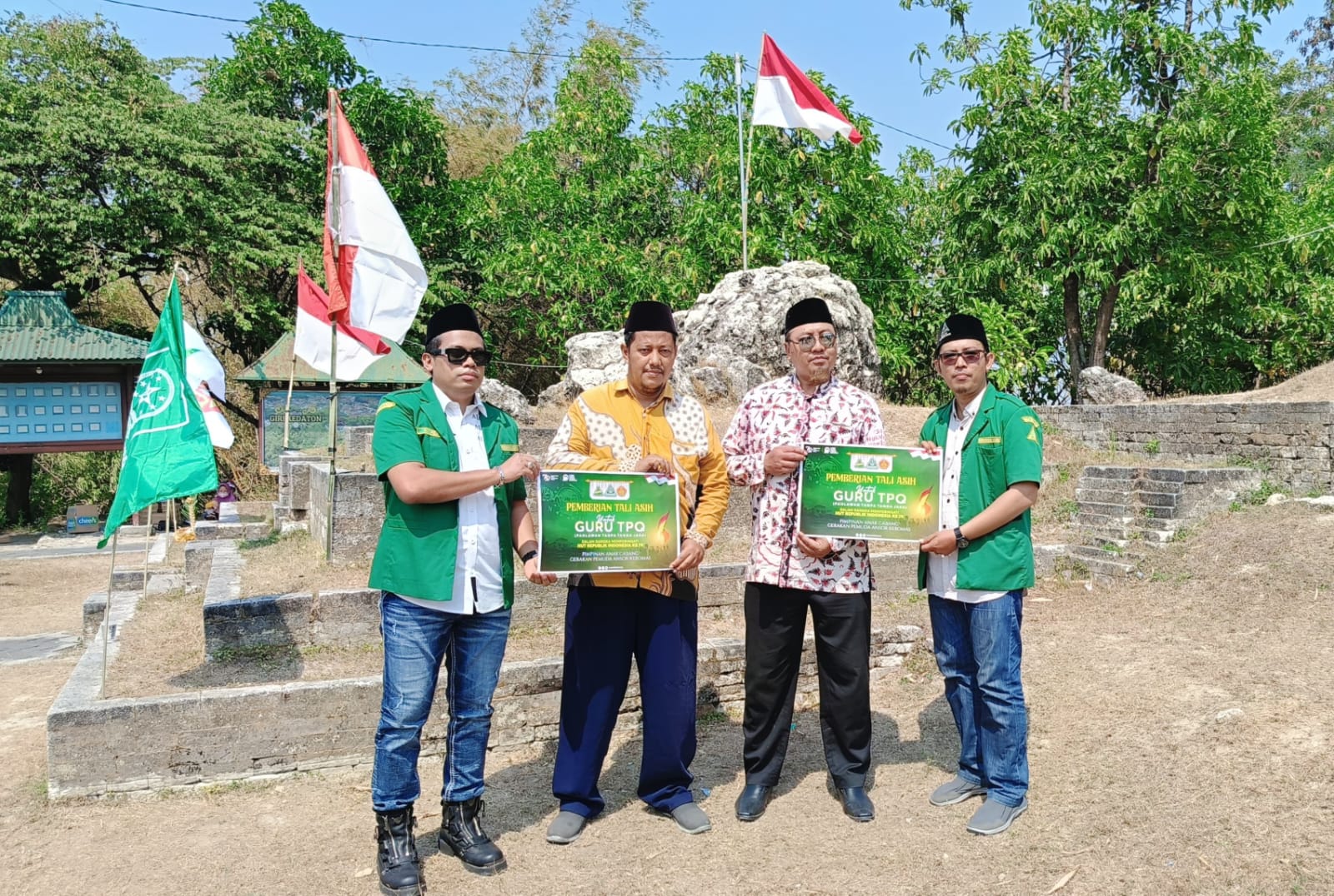 Disela-sela upacara juga dilakukan penyerahan bantuan kepada sejumlah guru Taman Pendidikan Al Quran di wilayah Kebomas. Foto: dok PAC GP Ansor Kebomas/NUGres