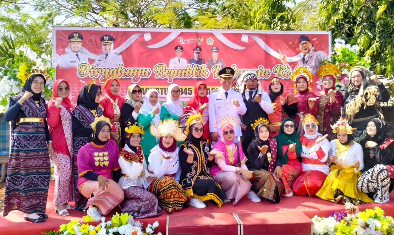 Tim padus PAC Fatayat NU Panceng berfoto bersama Camat Panceng. Foto: dok PAC Fatayat NU Panceng/NUGres