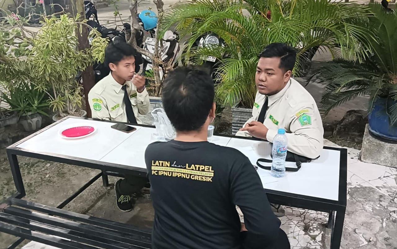 Beberapa anggota DKAC CBP nampak siap sedia di lokasi kegiatan Latin Latpel PC IPNU IPPNU Gresik. Foto: Febri/NUGres