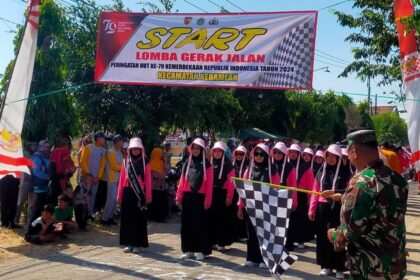 Tim gerak jalan dari unsur Pimpinan Anak Cabang (PA) Fatayat NU Kedamean dengan antusias berpartisipasi dalam Lomba Gerak Jalan dalam rangka HUT ke-79 RI yang diselenggarakan Pemerintah Kecamatan Kedamean Gresik, Ahad (18/8/2024). Foto: dok PAC Fatayat NU Kedamean/NUGres