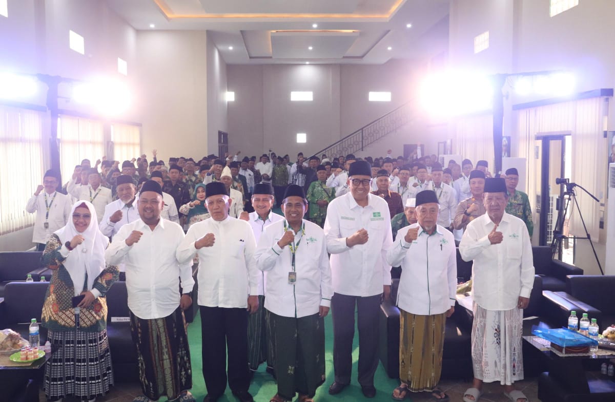 Seluruh pesert dan undangan pembukaan Musyker II dan Peresmian Gedung Banom NU Gresik mengabadikan momen dengan berfoto bersama. Foto: Humas Pemkab Gresik, Iis Afandi/NUGres