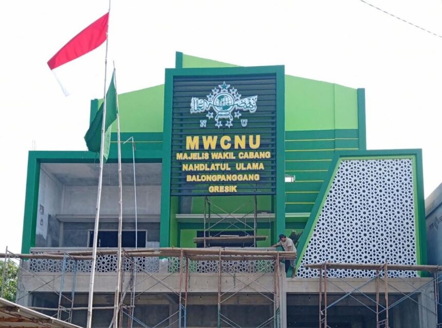 Pemasangan papan nama di gedung MWCNU Balongpanggang, Gresik. Foto: dok MWCNU Balongpanggang/NUGres